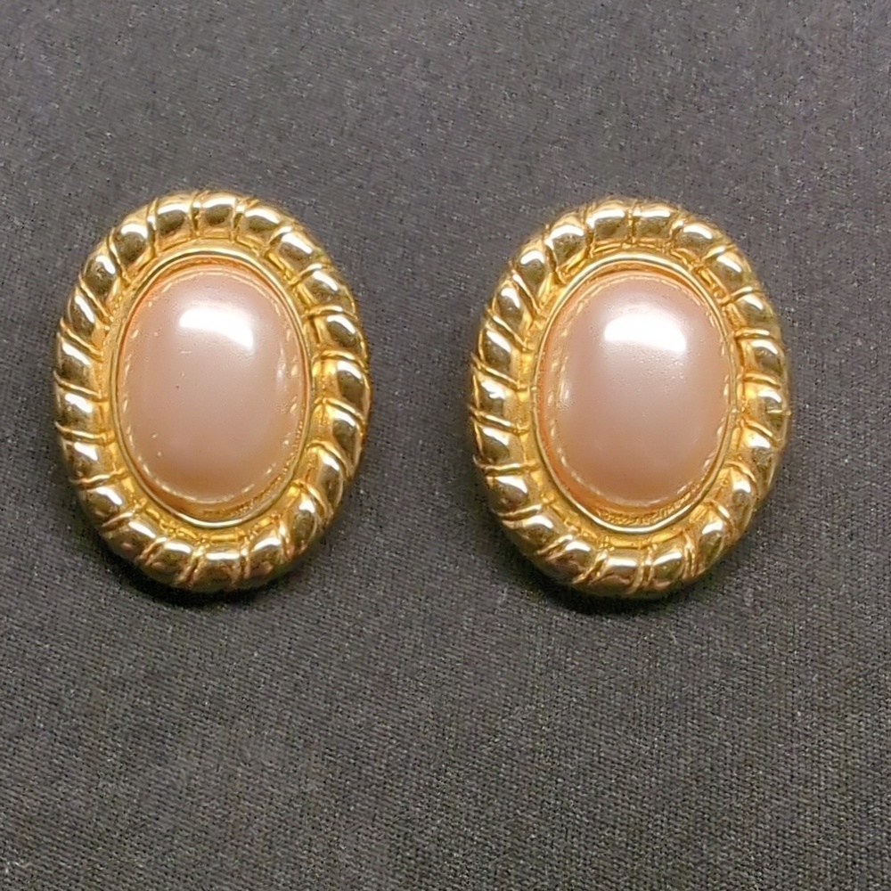 Vintage Carolee faux pink pearl  Clip-on earrings